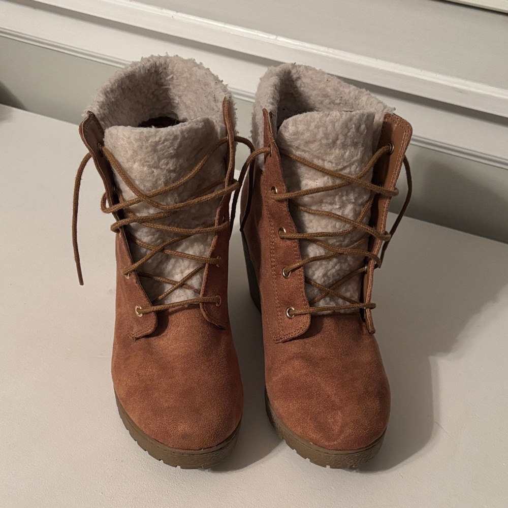 New Look 915 Women’s Cognac Brown Lace-Up Boots with Cream Fuzzy Lining size 5.5